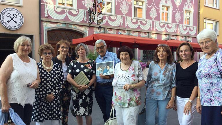 Der Bötsch-Stammtisch vor dem Gasthaus Zur Stadt Mainz. Im Bild (von links): Ilona Heinrich, Marianne Heller, Heidi Opas-Bötsch, Helga Kuttenkeuler, Rudi Kneucker, Roswitha Otto, Helga Gehrig, Irmi Göbel, Lioba Lesch. Es fehlen aus gesundheitlichen Gründen Gabriele Kneucker und Elisabeth Hesselbach. Bereits gestorben sind die Stammtischschwestern Erika Schleicher und Lore Hartmann.