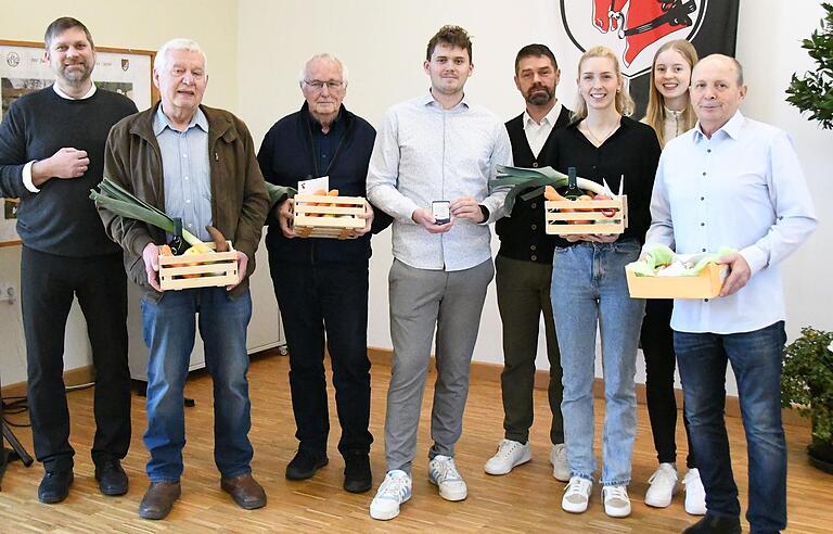 Erfolgreiche Sportlerinnen und engagierte Bürger: Beim Segnitzer Neujahrsempfang ehrte Bürgermeister Matterne (links) Mitglieder der Faustballabteilung des TV Segnitz und verdiente Ehrenamtliche.