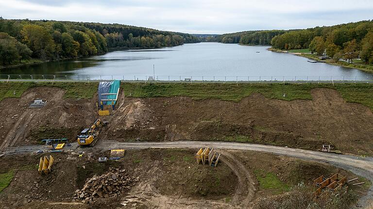 Am Ellertshäuser See wird wieder gebaggert: Nach der großen Sanierungsmaßnahme am Hauptsee wird nun die Sickerwasseranlage am Hauptdamm saniert.&nbsp;