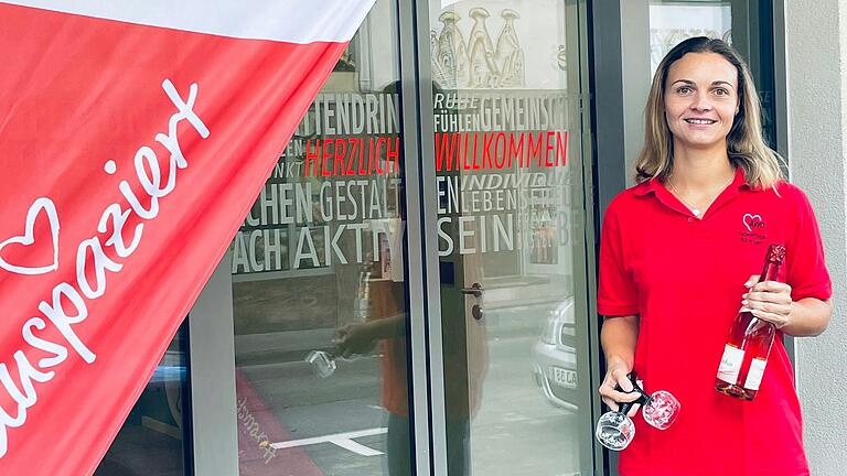 Pflegedienstleiterin Anja Metz möchte mit vielen Besucherinnen und Besuchern auf die neue Tagespflege anstoßen.