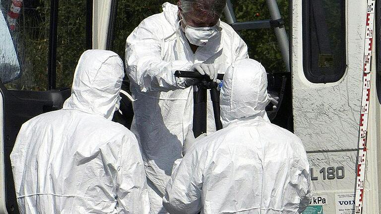 Dead refugees found in a truck in Austria - Lkw des Grauens: Für 71 Menschen wurde ein Lastwagen, der bei Budapest gestartet war, zur Todesfalle. Dead refugees found in a truck in Austria - Lkw des Grauens: Für 71 Menschen wurde ein Lastwagen, der bei Budapest gestartet war, zur Todesfalle.