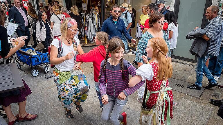 Da freut sich doch jeder Künstler: Spontaner Zuschauertanz beim Pflasterklang in Schweinfurt in der Keßlergasse.