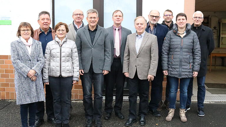 Die Gustav-Woehrnitz-Stiftung, vertreten durch die Vorstände Wolfgang Schmitt (rechts), Josef Herr (Fünfter von rechts) und Joachim Herrmann (Vierter von links), hat der Lohrer Tafel, der Sozialstation St. Rochus, der Lebenshilfe Main-Spessart und dem Verein Goldenes Herz jeweils 5000 Euro gespendet.