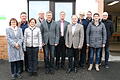 Die Gustav-Woehrnitz-Stiftung, vertreten durch die Vorstände Wolfgang Schmitt (rechts), Josef Herr (Fünfter von rechts) und Joachim Herrmann (Vierter von links), hat der Lohrer Tafel, der Sozialstation St. Rochus, der Lebenshilfe Main-Spessart und dem Verein Goldenes Herz jeweils 5000 Euro gespendet.