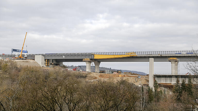 Der Vorschub der südlichen Talbrücke der A3 beim Würzburger Stadtteil Heidingsfeld hat begonnen. Von links wurde geschoben, der Pfeiler rechts mit dem gelben Überbau war das Ziel, das am späten Freitagnachmittag erreicht wurde.