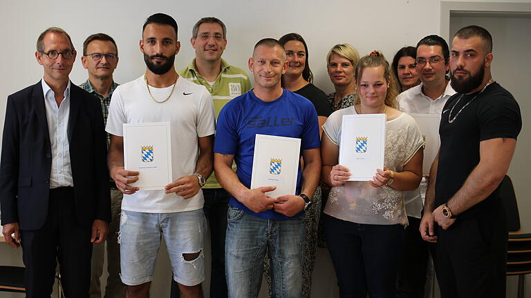 Freude über bestandenen Schulabschluss (von links): Klinikdirektor Dominikus Bönsch, Heinz Weigand (Lehrer am BKH), Abdul A., Kevin Schlaug (Lehrer BKH), Andreas P., Alexis Buhler (Lehrerin BKH), Susanne Rinno, Schulleiterin der Mittelschule, Inge F., Ingrid Bauer (Lehrerin Mittelschule), Aron W., Murat P.