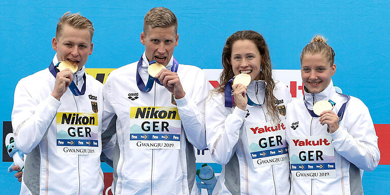 In Wuppertal richtig stark: Lea Boy (ganz rechts) vom SV 05 Würzburg, die hier mit (von links) Rob Muffels, SV05-Kollege Sören Meißner und Sarah Köhler über WM-Gold im Freiwasserschwimmen freut.