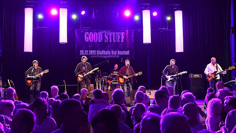 Luckys Good Stuff in XL-Besetzung in der Bad Neustädter Stadthalle mit (von links) Harald Güttl, Christof Herbert, Volker Sperl, Franz 'Lucky' Herbert, Niko Wörtmann und Dietmar Wehner.