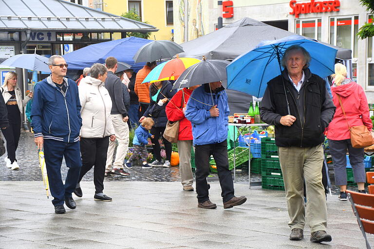 Das 'familiäre Shoppen' ließen sich viele trotz des herbstlichen Wetters nicht nehmen. Das bunte Marktleben florierte. Regionalität war angesagt.