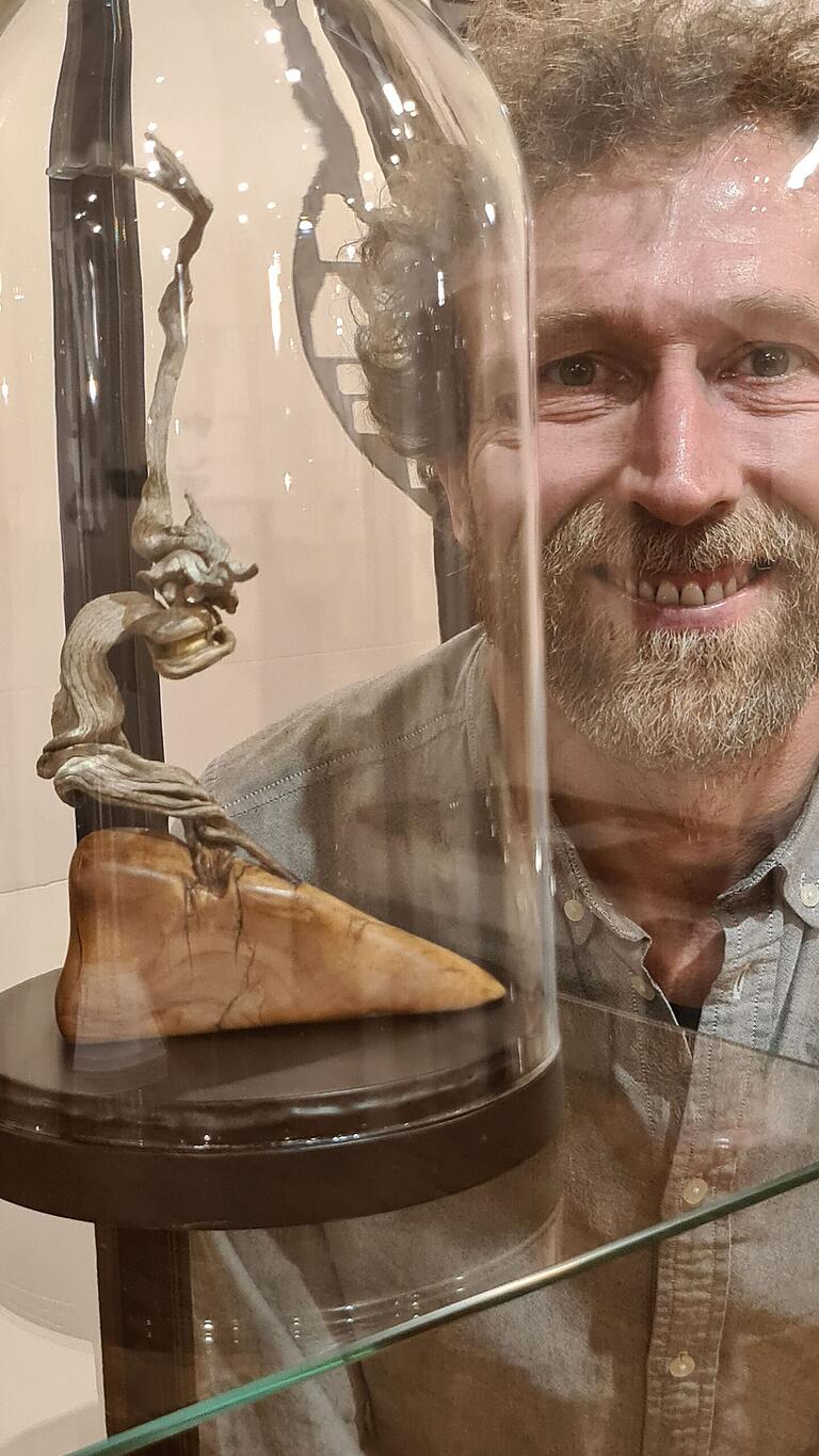 Elias Frisch und sein faszinierender kleiner 'Baumgeist'. Elias Frisch und sein faszinierender kleiner 'Baumgeist'.