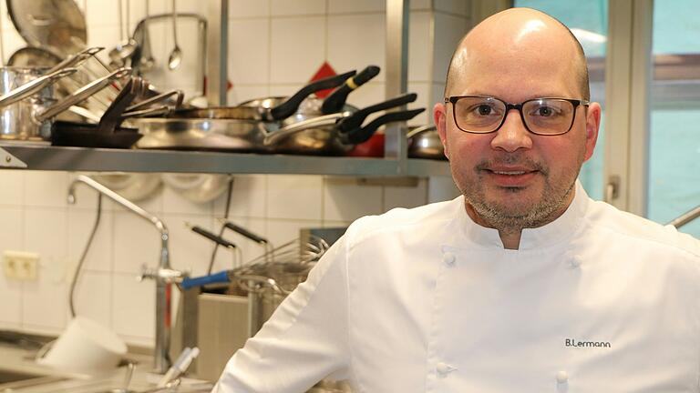 Bernhard Lermann, Küchenchef des Hotel Anker in Marktheidenfeld. Er steht an Ostern in der Küche des Hotels. Bernhard Lermann, Küchenchef des Hotel Anker in Marktheidenfeld. Er steht an Ostern in der Küche des Hotels.