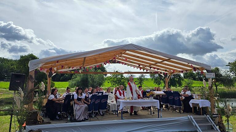 Den Festgottesdienst zum Seefest der Happertshäuser Musikanten zelebrierte Pfarrer Vollmuth, der lange als Ortspfarrer in Happertshausen tätig war.