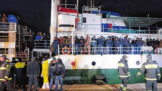 Sicherer Hafen: Das Frachtschiff &bdquo;Ezadeen&ldquo; mit Hunderten Flüchtlingen an Bord erreichte am Wochenende die süditalienische Stadt Corigliano Calabro.