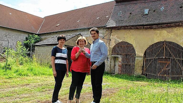 Die bisherigen Besitzer, Susanne und Michael Keller, übergaben die Schlüssel für den hinteren Teil der Kartause an die Estenfelder Bürgermeisterin Rosi Schraud (Mitte).