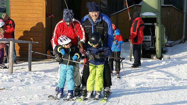 Bei Familien mit Kindern ist der Röthenhang in Neuschleichach sehr beliebt. Gerhard Vogel (rechts) half schon Generationen von Kindern bei den ersten Schwüngen. Bei Familien mit Kindern ist der Röthenhang in Neuschleichach sehr beliebt. Gerhard Vogel (rechts) half schon Generationen von Kindern bei den ersten Schwüngen.