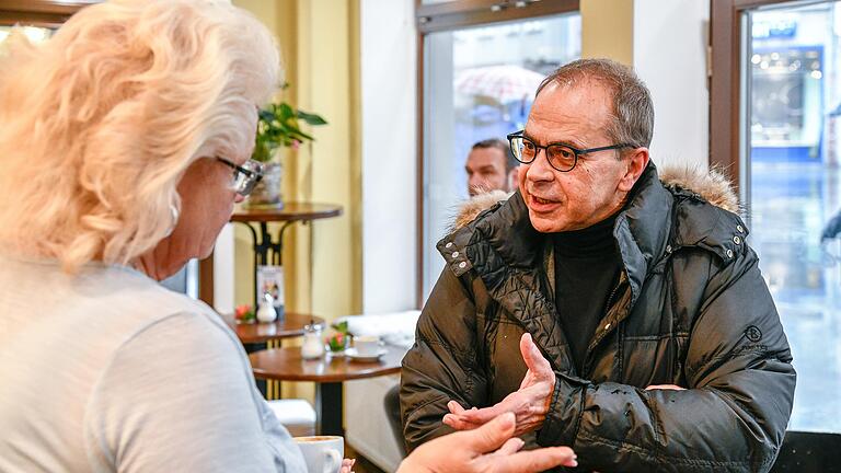 Volker Omert redet gerne mit Menschen, wie hier in einem Café in der Innenstadt.&nbsp;