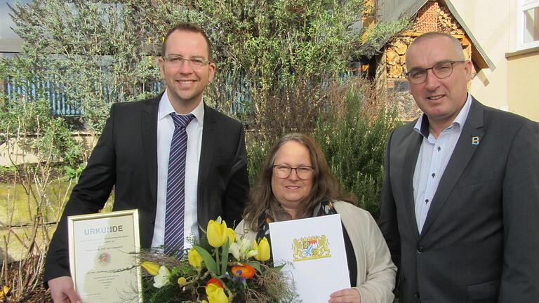 Schulleiter Michael Heyne (links) und Bürgermeister Andreas Sandwall verabschiedeten die Konrektorin Elisabeth Henneberger in den Ruhestand. Sie hat 43 Jahre an der Grund- und Mittelschule in Bad Bocklet unterrichtet.  Foto: Eva Beck       -  Schulleiter Michael Heyne (links) und Bürgermeister Andreas Sandwall verabschiedeten die Konrektorin Elisabeth Henneberger in den Ruhestand. Sie hat 43 Jahre an der Grund- und Mittelschule in Bad Bocklet unterrichtet.  Foto: Eva Beck