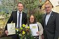 Schulleiter Michael Heyne (links) und Bürgermeister Andreas Sandwall verabschiedeten die Konrektorin Elisabeth Henneberger in den Ruhestand. Sie hat 43 Jahre an der Grund- und Mittelschule in Bad Bocklet unterrichtet.  Foto: Eva Beck       -  Schulleiter Michael Heyne (links) und Bürgermeister Andreas Sandwall verabschiedeten die Konrektorin Elisabeth Henneberger in den Ruhestand. Sie hat 43 Jahre an der Grund- und Mittelschule in Bad Bocklet unterrichtet.  Foto: Eva Beck