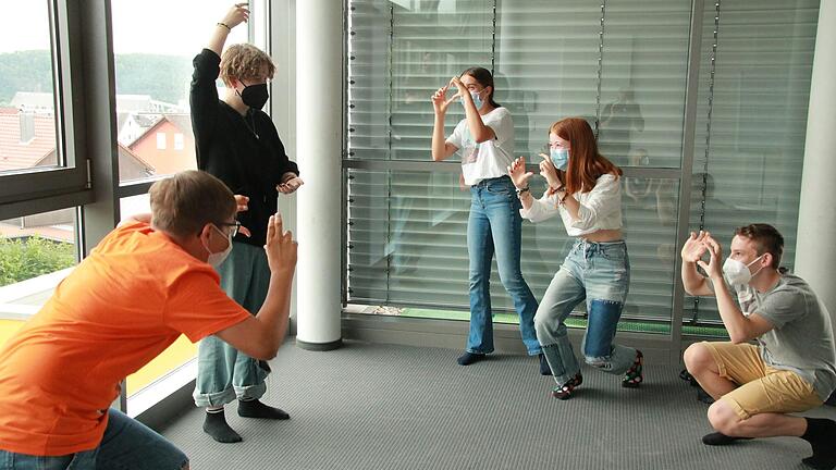 Welches weltbekannte Wahrzeichen fotografieren diese Touristen? Richtig, die New Yorker Freiheitsstatue. Auch Rätsel gehörten zum Theaterworkshop auf Französisch.