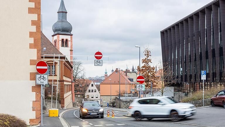 Jetzt steht es fest: Auch künftig geht es in der Zeller Straße in Würzburg für den Verkehr nur in eine Richtung.