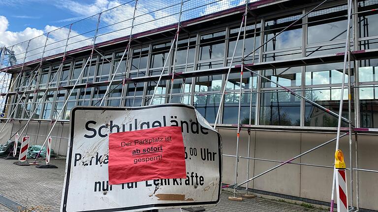 Das verbeulte Schild am Parkplatz vor der Turnhalle der Friedrich-Rückert-Grundschule in Schweinfurt stammt vom Kupferdach, das am 25. Juli an dieser Stelle bei einem schweren Gewitter auf den Boden fiel. Derzeit wird das Dach gesichert.&nbsp;