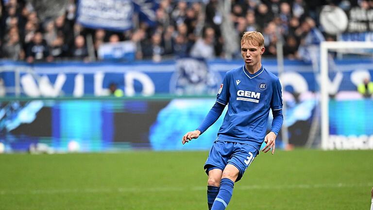 Tim Breithaupt       -  Tim BreithauptARCHIV - 05.11.2022, Baden-Württemberg, Karlsruhe: Fußball: 2. Bundesliga, Karlsruher SC - Holstein Kiel, 15. Spieltag, im BBBank Wildpark. Der Karlsruher Tim Breithaupt. Am Freitag brach der Mittelfeldspieler mit den Badenern ins Trainingslager nach Spanien auf. (zu dpa: «KSC ohne Trio ins Trainingslager - Breithaupt soll bleiben») Foto: Uli Deck/dpa +++ dpa-Bildfunk +++