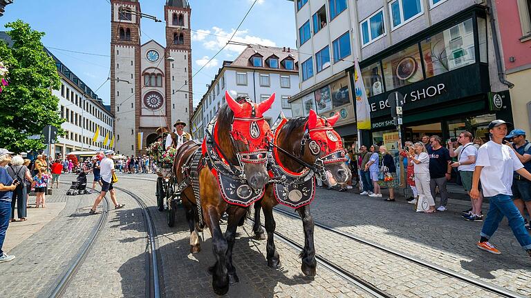 Kiliani-Festzug 2022: Zahlreiche Trachtengruppen ziehen auch diesen Samstag wieder im Rahmen des Kiliani durch die Innenstadt in Würzburg.