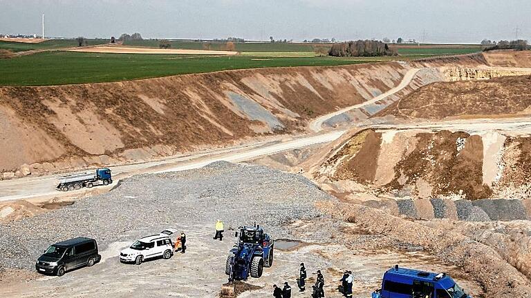 Beamte der Wasserschutzpolizei durchsuchten am 22. März das Schotterwerk in Aub und nahmen Boden- und Wasserproben. Beamte der Wasserschutzpolizei durchsuchten am 22. März das Schotterwerk in Aub und nahmen Boden- und Wasserproben.