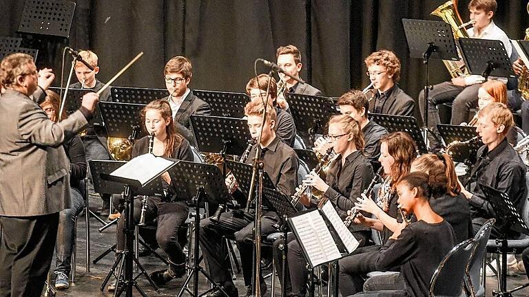 Das Blasorchester der Sing-und Musikschule spielte unter der Leitung von Matthias Wallny. Das Blasorchester der Sing-und Musikschule spielte unter der Leitung von Matthias Wallny.