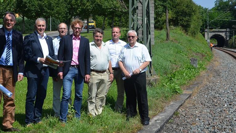 Gemeinsam gegen die Verschiebung des Tunnelausbaus bei Wittighausen: (von links) Bürgermeister Thomas Maertens, Bürgermeister Joachim Markert, Amtsleiter Dr. Heiko Schnell, Bürgermeister Marcus Wessels, 2. Bürgermeister Edwin Engert, NVG Geschäftsführer Dominik Stiller, Bürgermeister Josef Schäfer. Gemeinsam gegen die Verschiebung des Tunnelausbaus bei Wittighausen: (von links) Bürgermeister Thomas Maertens, Bürgermeister Joachim Markert, Amtsleiter Dr. Heiko Schnell, Bürgermeister Marcus Wessels, 2. Bürgermeister Edwin Engert, NVG Geschäftsführer Dominik Stiller, Bürgermeister Josef Schäfer.