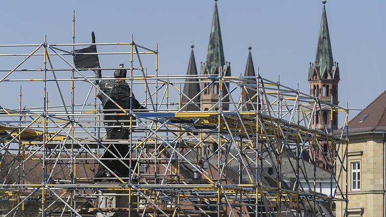 Noch verhüllt, aber schon zu erkennen: die Frankonia-Figur auf dem gleichnamigen Brunnen vor der Würzburger Residenz.&nbsp;
