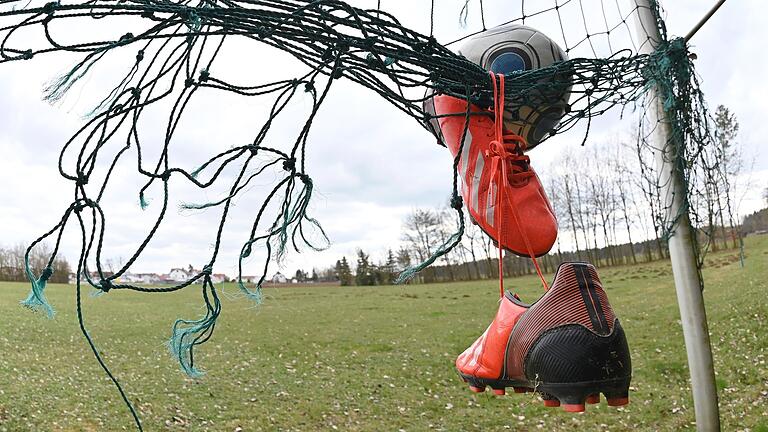 Der Bayerische Fußball-Verband (BFV) hat seine Vereine vor die Wahl gestellt, mit welchen Folgen die Saison 2019/21 abgebrochen werden soll. Die Mehrheit hat sich dafür ausgesprochen, dass es nicht nur Meister, sondern auch Absteiger geben soll. Der Bayerische Fußball-Verband (BFV) hat seine Vereine vor die Wahl gestellt, mit welchen Folgen die Saison 2019/21 abgebrochen werden soll. Die Mehrheit hat sich dafür ausgesprochen, dass es nicht nur Meister, sondern auch Absteiger geben soll.