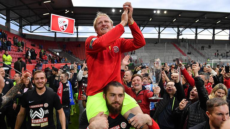 Legendärer Abschluss einer langen Karriere: Alf Mintzel nach dem Zweitliga-Aufstieg des SV Wehen Wiesbaden 2019. Inzwischen kümmert er sich um die Vermarktung seines Klubs. Legendärer Abschluss einer langen Karriere: Alf Mintzel nach dem Zweitliga-Aufstieg des SV Wehen Wiesbaden 2019. Inzwischen kümmert er sich um die Vermarktung seines Klubs.