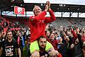 Legendärer Abschluss einer langen Karriere: Alf Mintzel nach dem Zweitliga-Aufstieg des SV Wehen Wiesbaden 2019. Inzwischen kümmert er sich um die Vermarktung seines Klubs.