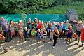 Die RUL Helfer mit Fischzüchter Ralf Zapf und den Rentweinsdorfer Ferienkinder