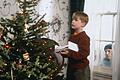 Sat.1  'Kevin - Allein zu Haus'       -  Zeigt Sat.1 wieder an Heiligabend: &bdquo;Kevin - Allein zu Haus&rdquo;. Während der nichtsahnende Kevin (Macaulay Culkin) den Weihnachtsbaum schmückt, lauert Harry (Joe Pesci) auf eine Gelegenheit, einbrechen zu können.