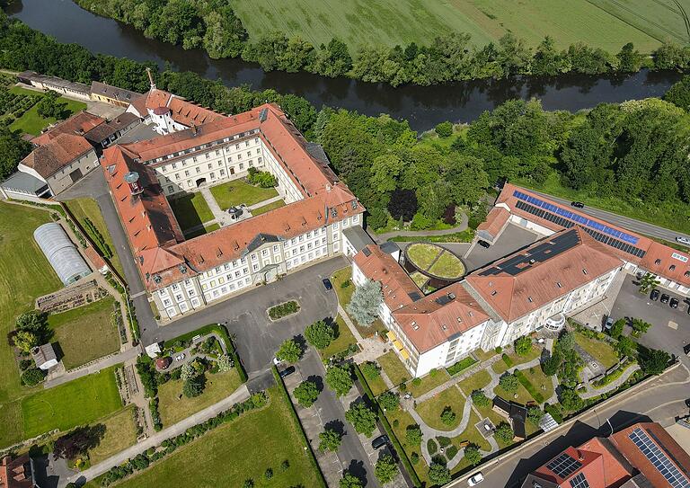 Das historische Heidenfelder Klostergeviert steht zum Verkauf. Im 2002 neu errichteten Pflegeheim (rechts) dürfen die verbliebenen hochbetagten Schwestern wohnen bleiben. Das historische Heidenfelder Klostergeviert steht zum Verkauf. Im 2002 neu errichteten Pflegeheim (rechts) dürfen die verbliebenen hochbetagten Schwestern wohnen bleiben. 