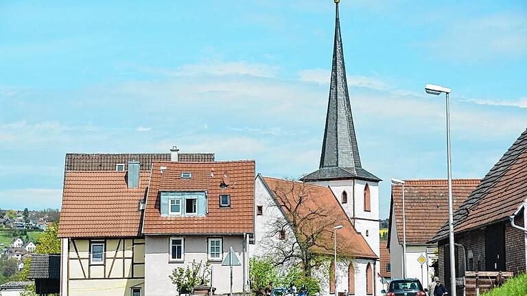 Der Erhalt der Julius-Echter-Kirche in Wernfeld ist gesichert. Der Förderverein hat sich jetzt nach 20 Jahren aufgelöst. Über die gesamte Zeit hat Peter Hofmann als Vorsitzender des Vereins für den Erhalt gekämpft. Deshalb wird die Alte Kirche im Dorf auch „Peters Dom“ genannt. Der Erhalt der Julius-Echter-Kirche in Wernfeld ist gesichert. Der Förderverein hat sich jetzt nach 20 Jahren aufgelöst. Über die gesamte Zeit hat Peter Hofmann als Vorsitzender des Vereins für den Erhalt gekämpft. Deshalb wird die Alte Kirche im Dorf auch „Peters Dom“ genannt.