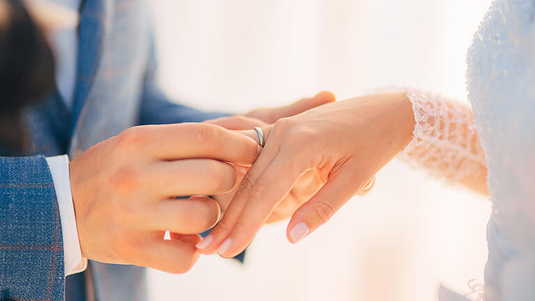 Geschichte der Hochzeit - Die Liebesheirat ist ein Produkt der Romantik-Epoche. Davor wurde ausschließlich aus rein pragmatischen Gründen geheiratet. Geschichte der Hochzeit - Die Liebesheirat ist ein Produkt der Romantik-Epoche. Davor wurde ausschließlich aus rein pragmatischen Gründen geheiratet.