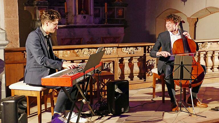 Zwei junge Musiker in der Spitalkirche: Maurice Baumann und Leo Stoll (von links) musizierten bei den Kulturhäppli für das Publikum.