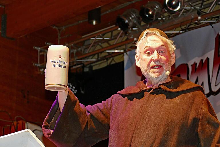 Werner Hofmann als Bruder Barnabas teilte bei der elften Gambacher Fastenpredigt kräftig aus.