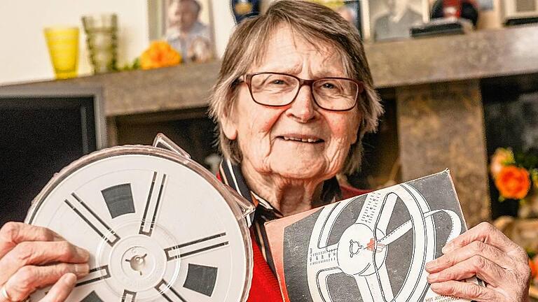 Irmgard Schreck (82) zeigt alte Super 8-Filme ihres Ehemannes Albert, die in den 60er und 70er Jahren in Würzburg entstanden.