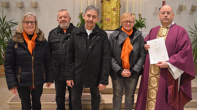 Mit einem Gottesdienst beging die Kolpingfamilie Zeilitzheim den Kolpinggedenktag. In diesem würdevollen Rahmen wurden langjährige Mitglieder für ihre Treue zu Adolph Kolping und seinem Werk geehrt. Unser Bild zeigt von links Anneliese Eckert und Rudolf Braun (Leitungsteam Kolpingfamilie), Stefan Braun und Sandra Dotzel (beide geehrt für 25 Jahre Treue zur Kolpingfamilie) sowie Pfarrer Andreas Engert (Präses der Kolpingfamilie).