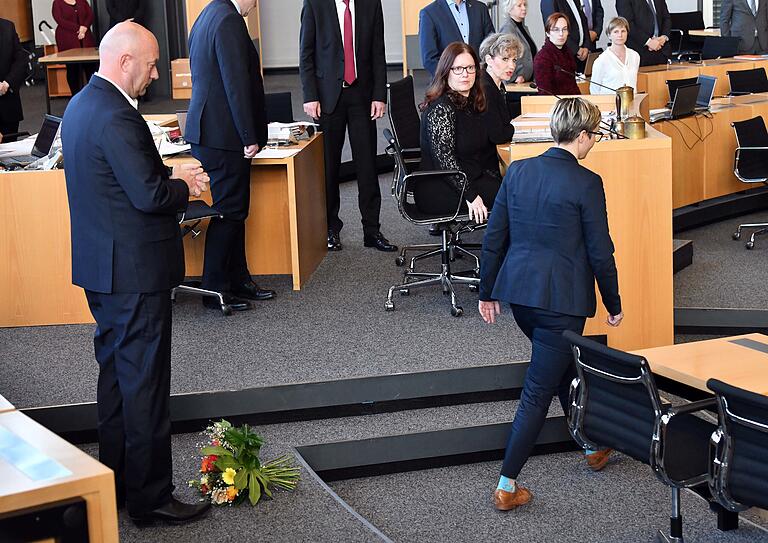 Blumen vor die Füße: Susanne Hennig-Wellsow, Fraktionschefin der Linken, und ihre Art, dem gerade gewählten FDP-Ministerpräsidenten Thomas Kemmerich zu gratulieren.