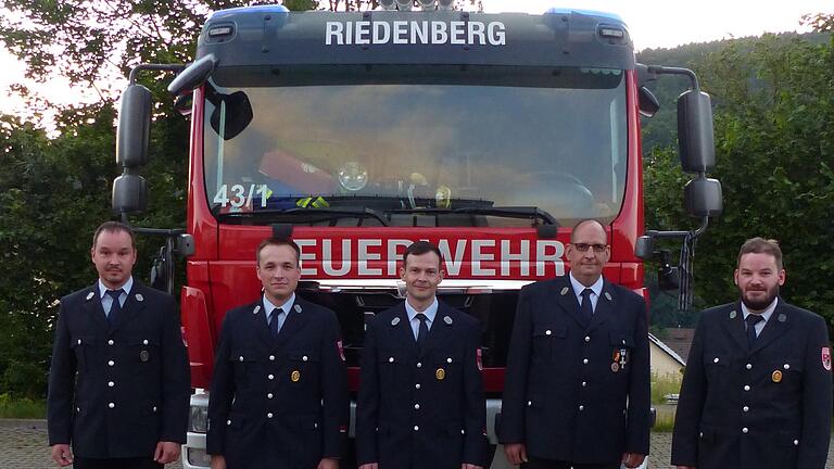 Der Vorstand des Feuerwehrverein (von links) ehemaliger Schriftführer Andreas Fröhlich, neuer Schriftführer Stefan Leitsch, ehemaliger Kassier Andreas Nüchter, 2. Vorsitzender Ralf Hergenröder, neuer Kassier Roman Jäger, 1. Vorsitzender ist Lorenz Statt (nicht im Bild).       -  Der Vorstand des Feuerwehrverein (von links) ehemaliger Schriftführer Andreas Fröhlich, neuer Schriftführer Stefan Leitsch, ehemaliger Kassier Andreas Nüchter, 2. Vorsitzender Ralf Hergenröder, neuer Kassier Roman Jäger, 1. Vorsitzender ist Lorenz Statt (nicht im Bild).