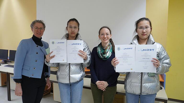 Die Leiterin des Franken-Landschulheim Schloss Gaibach Janina Seyler (links) gratuliert zusammen mit der betreuenden Lehrkraft Barbara Doleschal (zweite von rechts) den Teilnehmerinnen Shuwen Tan und Yawen Tan.