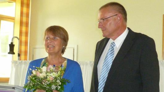 Der Rektor der Saaletalschule, Norbert Paul, verabschiedete Ursula Müller-Ahammer in den wohlverdienten Ruhestand.  Foto: Elmar Heil       -  Der Rektor der Saaletalschule, Norbert Paul, verabschiedete Ursula Müller-Ahammer in den wohlverdienten Ruhestand.  Foto: Elmar Heil