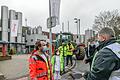 Am Danonewerk in Goßmannsdorf übergab Alfred Greubel aus Elfershausen (rechts) für die Bauern einen Brandbrief an Werksleiter Radoslaw Chylek (links).