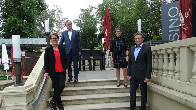 Abteilungsleiterin Claudia Böhm (von links), Vizepräsident Lotto Bayern Josef Müller und Direktorin Marina Klein verabschiedeten den Technischen Leiter, Manfred Klabouch. - Abteilungsleiterin Claudia Böhm (von links), Vizepräsident Lotto Bayern Josef Müller und Direktorin Marina Klein verabschiedeten den Technischen Leiter, Manfred Klabouch. Abteilungsleiterin Claudia Böhm (von links), Vizepräsident Lotto Bayern Josef Müller und Direktorin Marina Klein verabschiedeten den Technischen Leiter, Manfred Klabouch. - Abteilungsleiterin Claudia Böhm (von links), Vizepräsident Lotto Bayern Josef Müller und Direktorin Marina Klein verabschiedeten den Technischen Leiter, Manfred Klabouch.