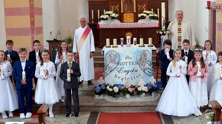 15 Kinder feierten in Bieberehren gemeinsam mit Pfarrer Gerhard Hanft (rechts) und Diakon Winfried Langlouis ihre erste heilige Kommunion. 15 Kinder feierten in Bieberehren gemeinsam mit Pfarrer Gerhard Hanft (rechts) und Diakon Winfried Langlouis ihre erste heilige Kommunion.